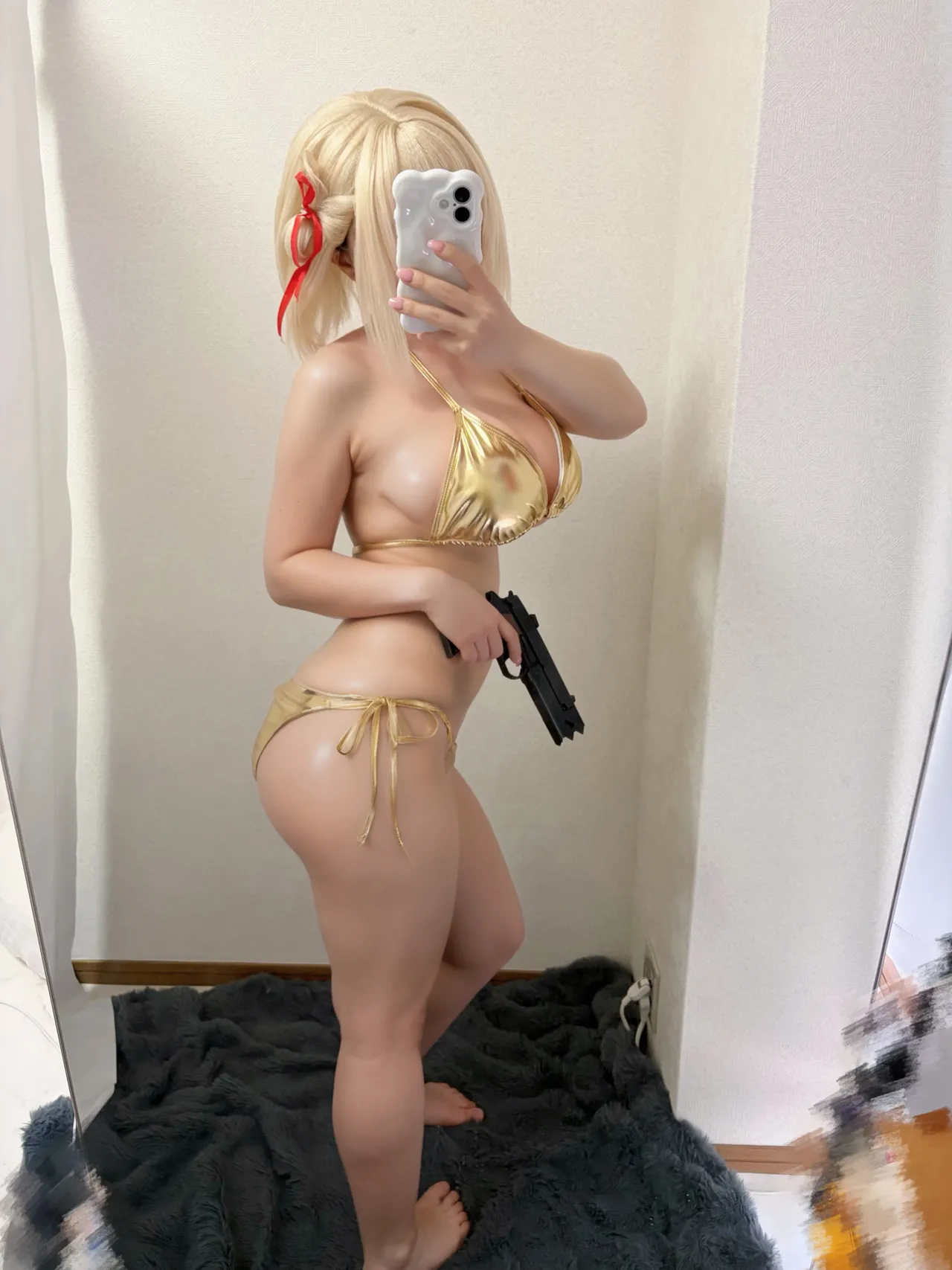 初音ひとり - Chisato gold bikini-erohere5.webp