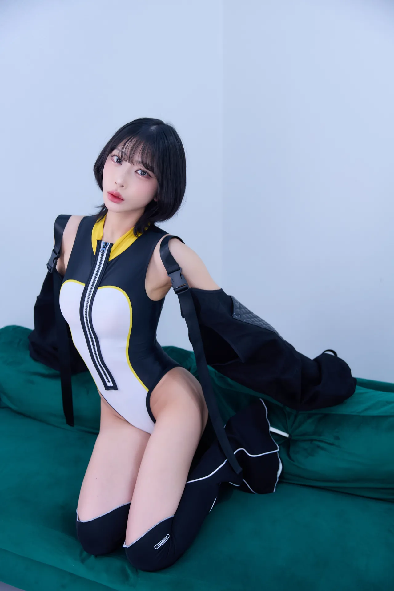 西井 綾音 - Emperor Penguin-erohere11.webp