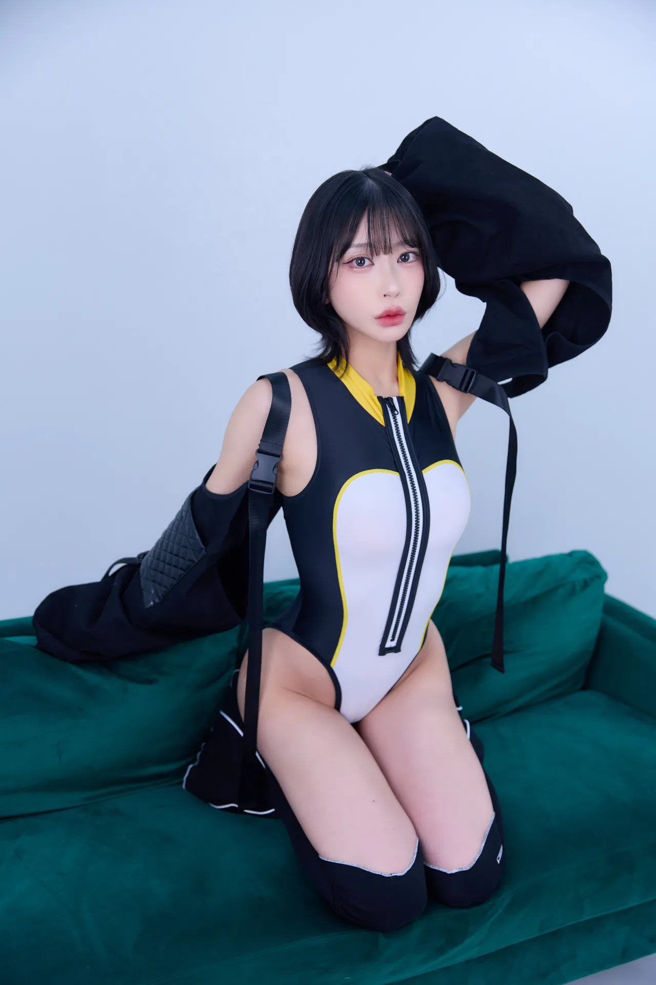 西井 綾音 - Emperor Penguin-erohere12.webp