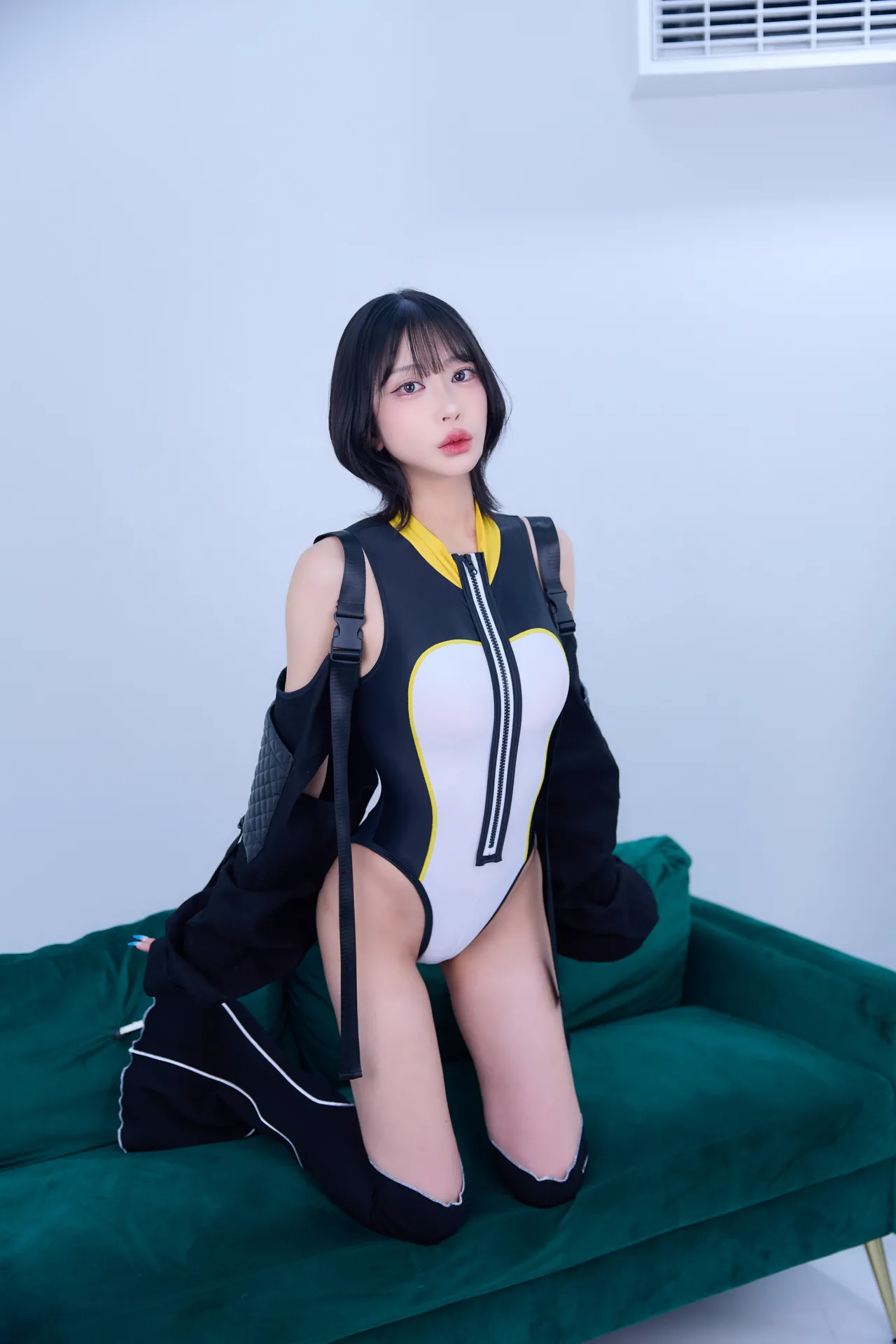 西井 綾音 - Emperor Penguin-erohere16.webp