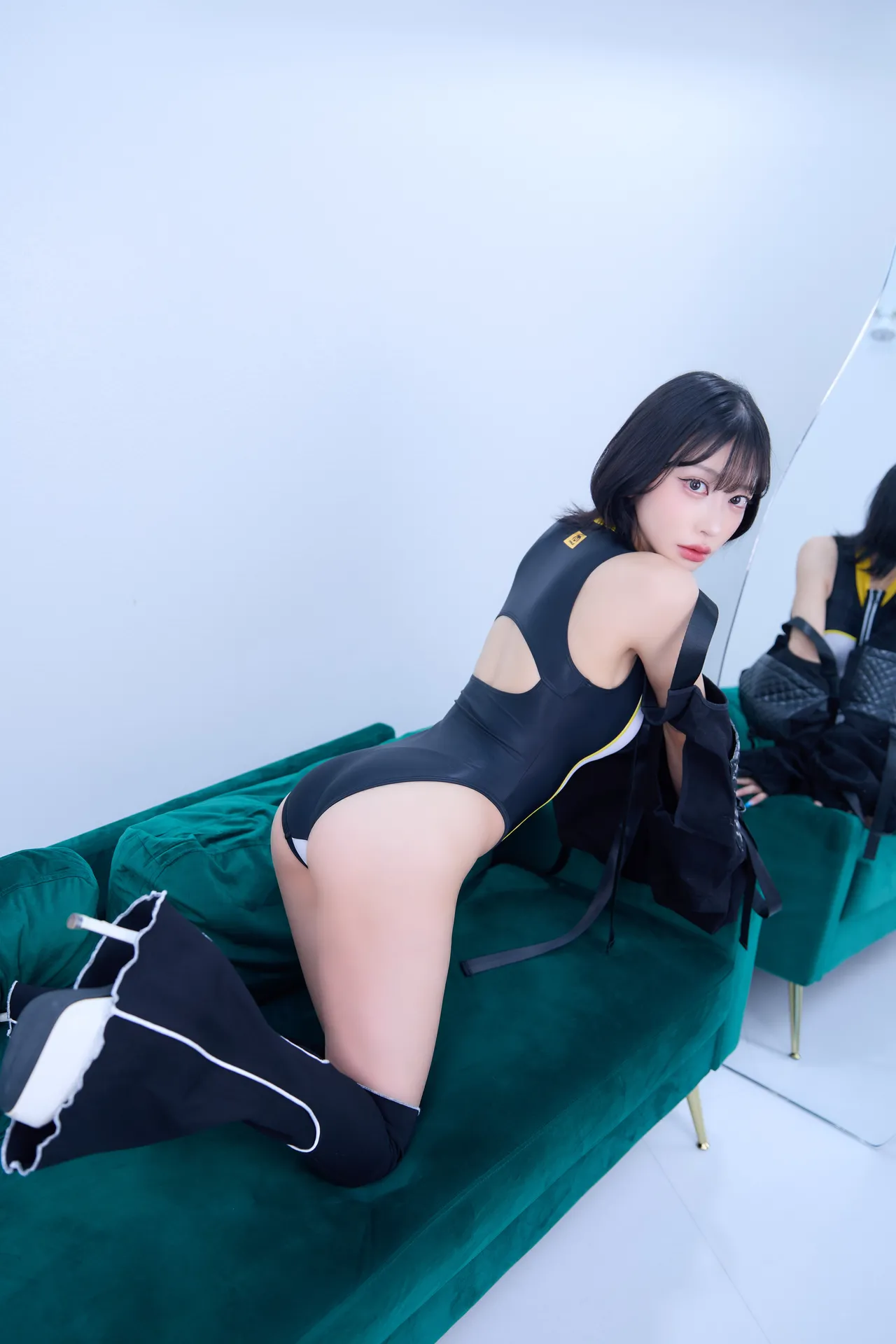 西井 綾音 - Emperor Penguin-erohere25.webp