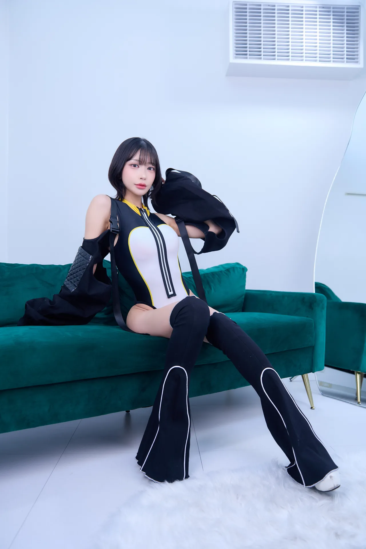 西井 綾音 - Emperor Penguin-erohere3.webp