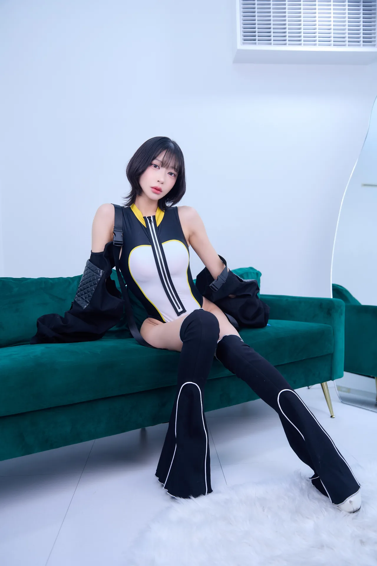 西井 綾音 - Emperor Penguin-erohere4.webp