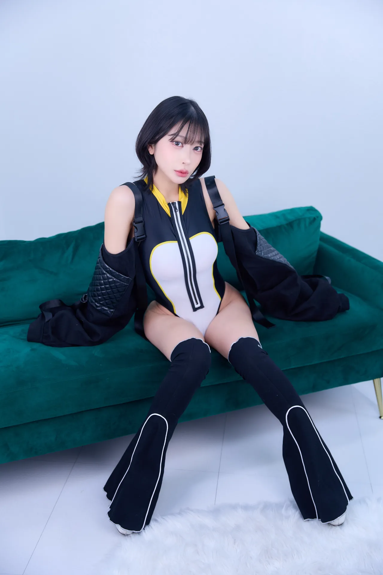 西井 綾音 - Emperor Penguin-erohere6.webp
