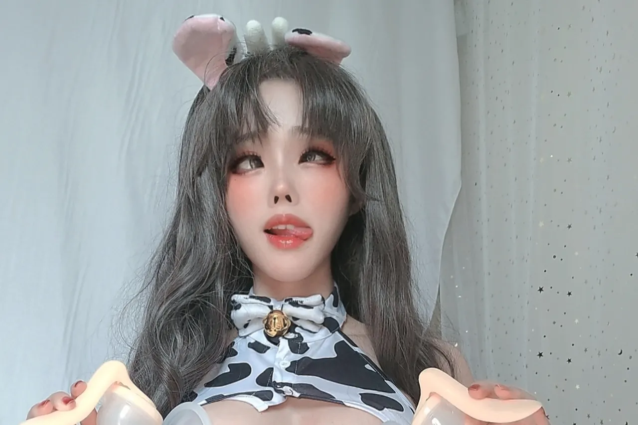 钛合金TiTi - Cow Rin Tosaka-erohere3.webp