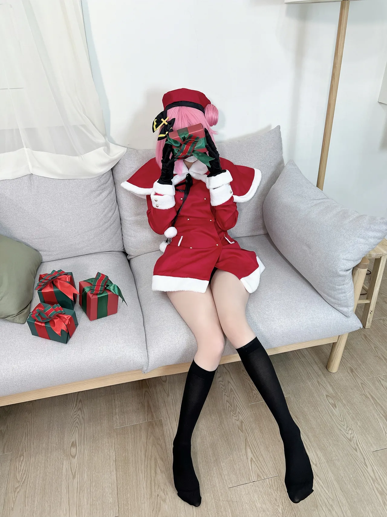 Kuru - Christmas Dorothy-erohere2.webp