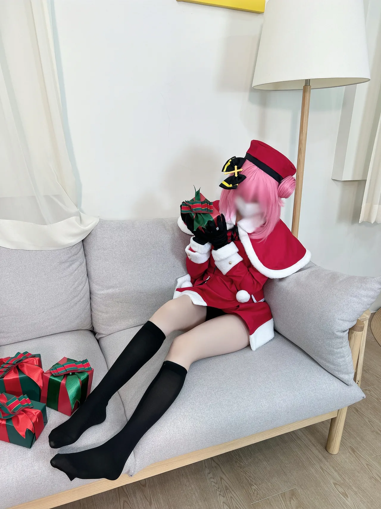 Kuru - Christmas Dorothy-erohere3.webp