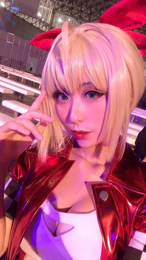Twitter Larissa Rochefort (@larochefort11)-erohere127.jpg