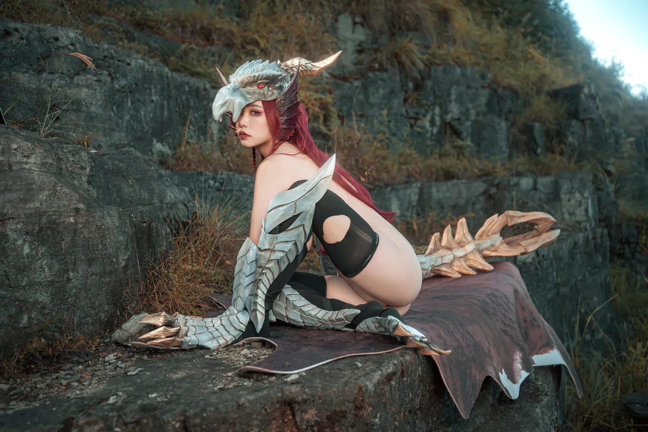 Nekokoyoshi (爆机少女喵小吉) cosplay Dawn Jue Silver Dragon - Monster Hunter Rise 2-erohere16.webp